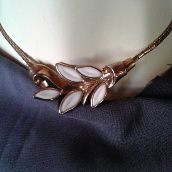 TRIFARI Vintage Necklace White Glass Set in Deep Gold Tone Metals - Picture 1 of 5